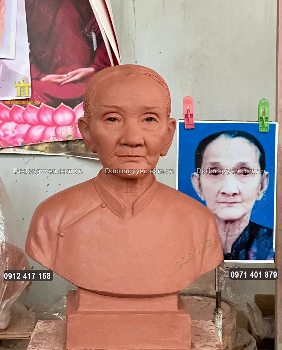 Mẫu tượng đất được làm theo mẫu ảnh gia đình cung cấp
